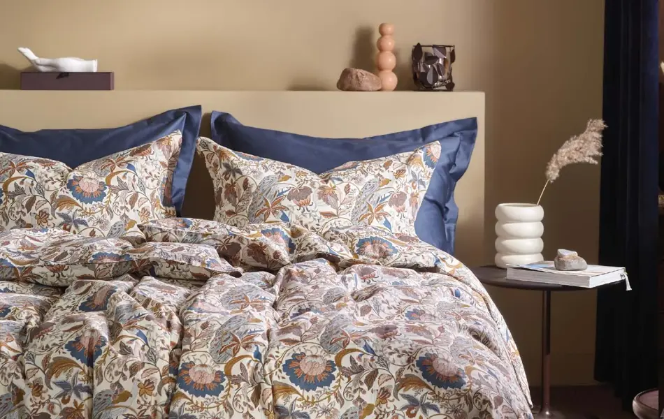 Seng med mønster sengesett og brune vegger