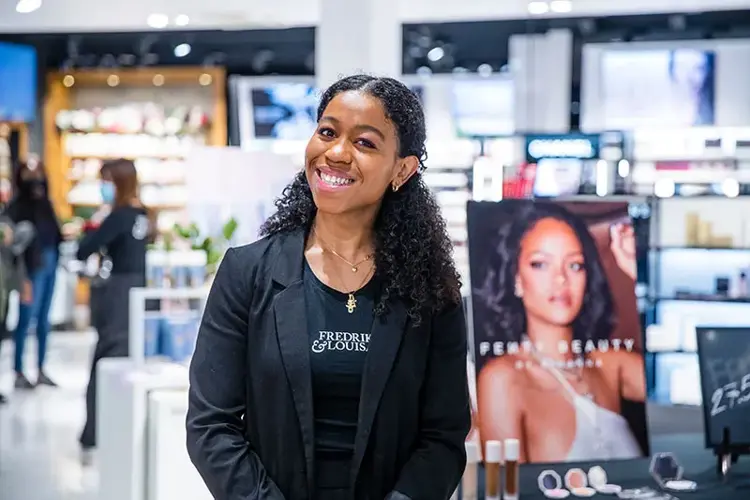 Carolina, butikksjef hos Fredrik & Louisa, gleder seg til å presentere Rihannas makeup.