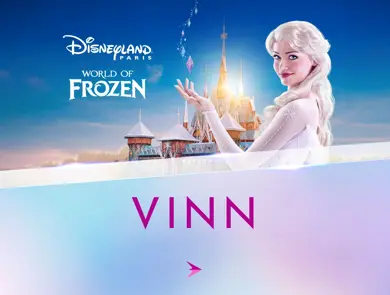 Dame kledd ut som Elsa fra Frozen. Logo fra Disney og Frozen i venstre hjørne.
