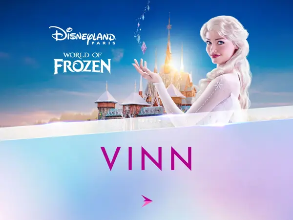 Dame kledd ut som Elsa fra Frozen. Logo fra Disney og Frozen i venstre hjørne.