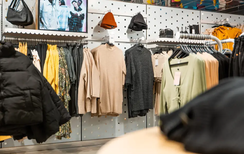 klær opphengt på stativ