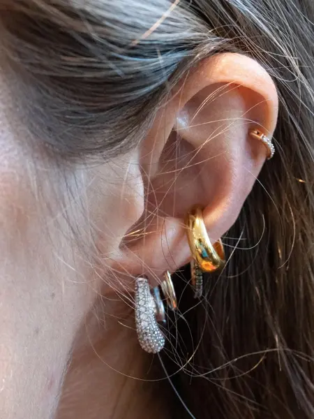 Nærbilde av øre med flere øredobber