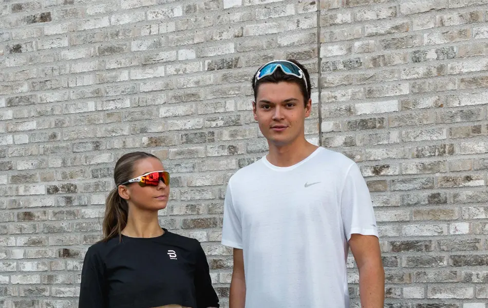 Jente og gutt utendørs i treningstøy