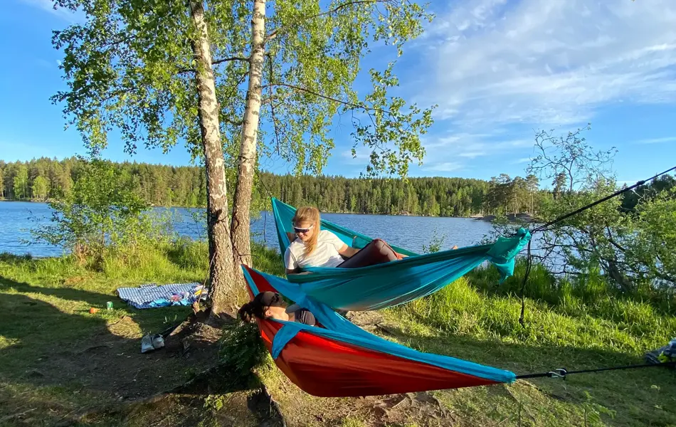 Pia og en god venninne som ligger i hver sin hengekøye ved et vann