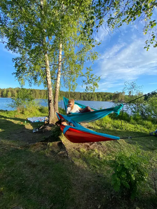 Pia og en god venninne som ligger i hver sin hengekøye ved et vann