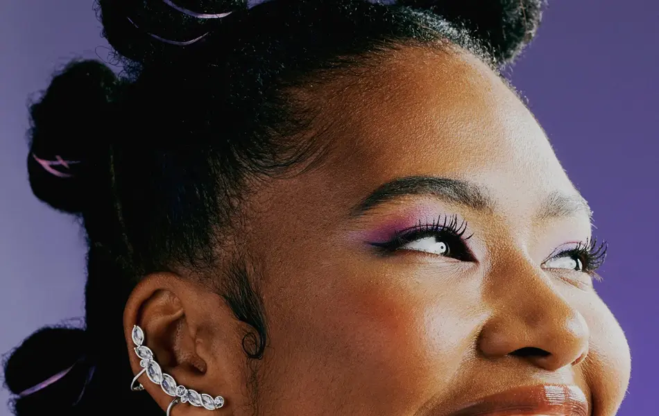 Sporty ung dame med funky hår og piercinger som smiler