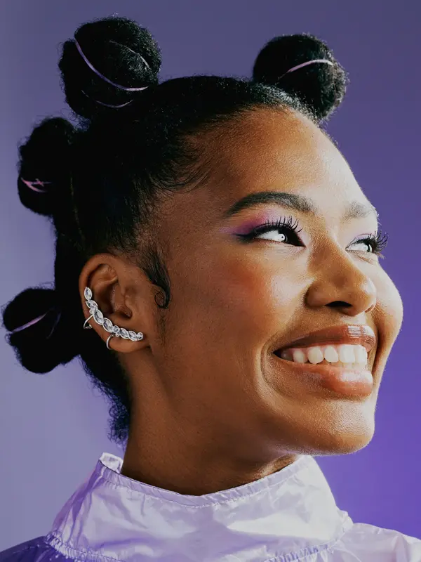 Sporty ung dame med funky hår og piercinger som smiler