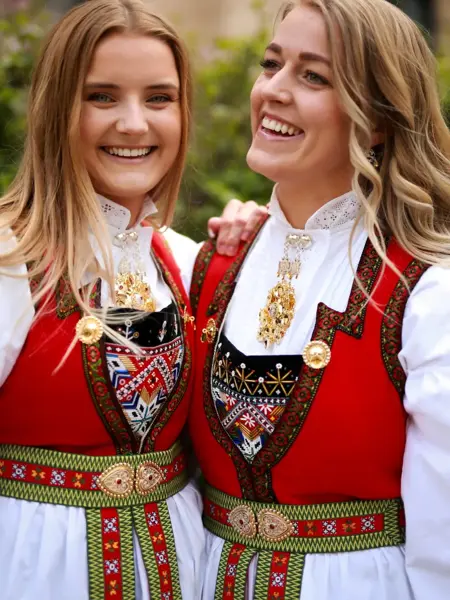 To damer i Hardangerbunad