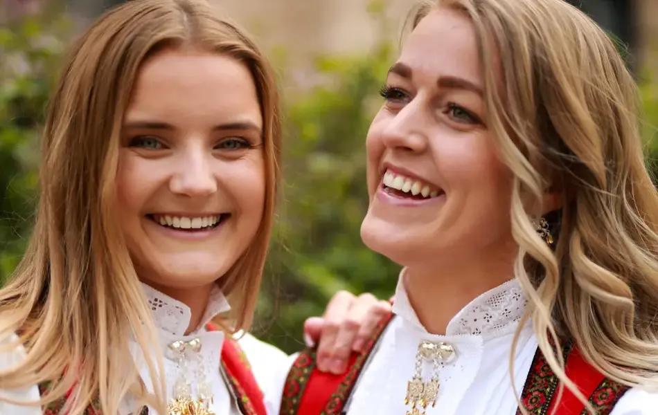 To damer i Hardangerbunad