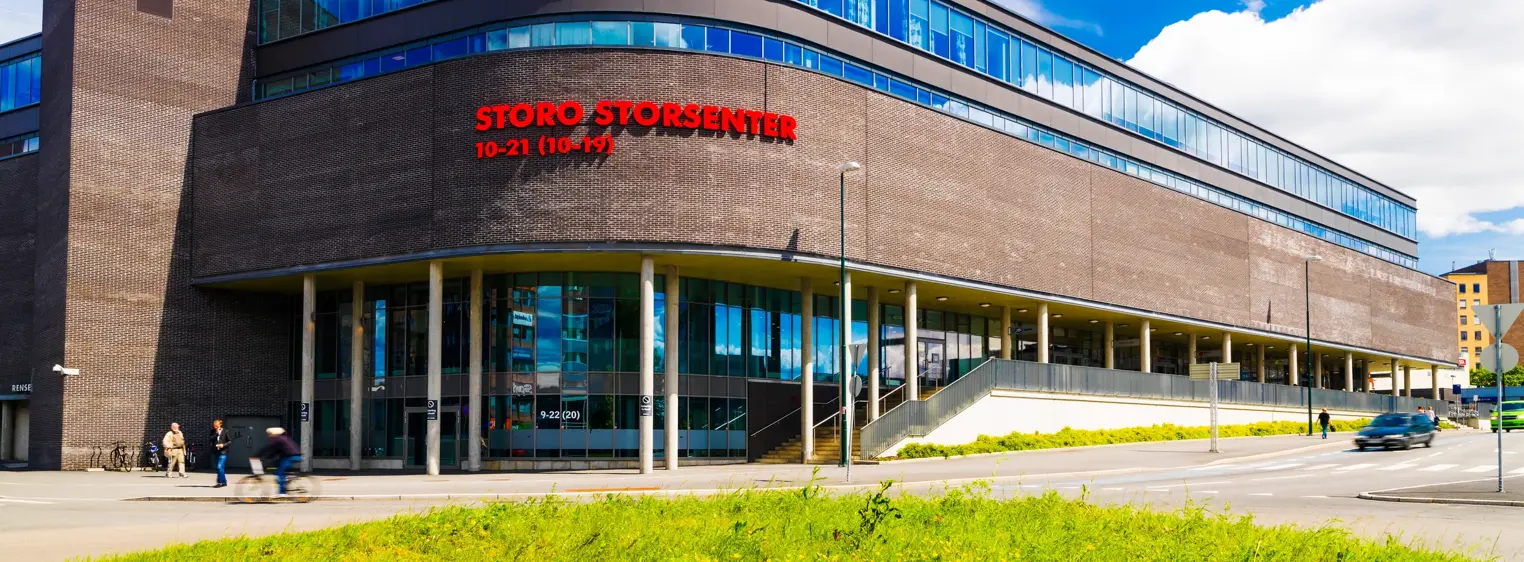 Fasadebilde av Storo Storsenter sett fra rundkjøringen 