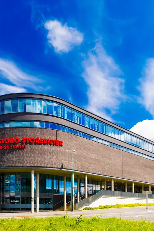 Fasadebilde av Storo Storsenter sett fra rundkjøringen 