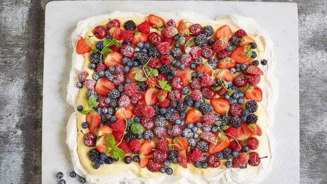 Pavlovakake med bær sett ovenfra