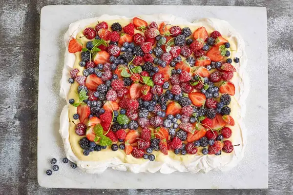 Pavlovakake med bær sett ovenfra