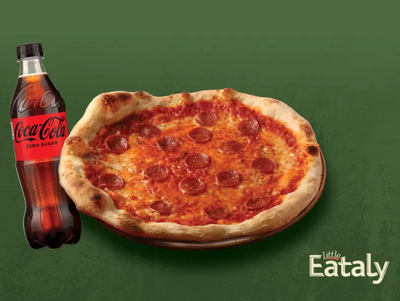 Pepperonipizza og cola uten sukker med logoen til Little Eataly