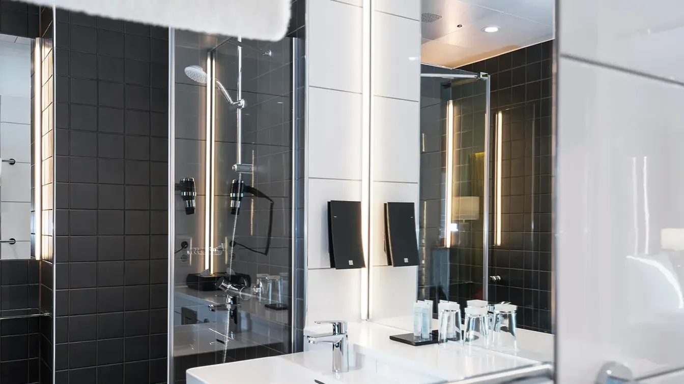 Speil og vask på do