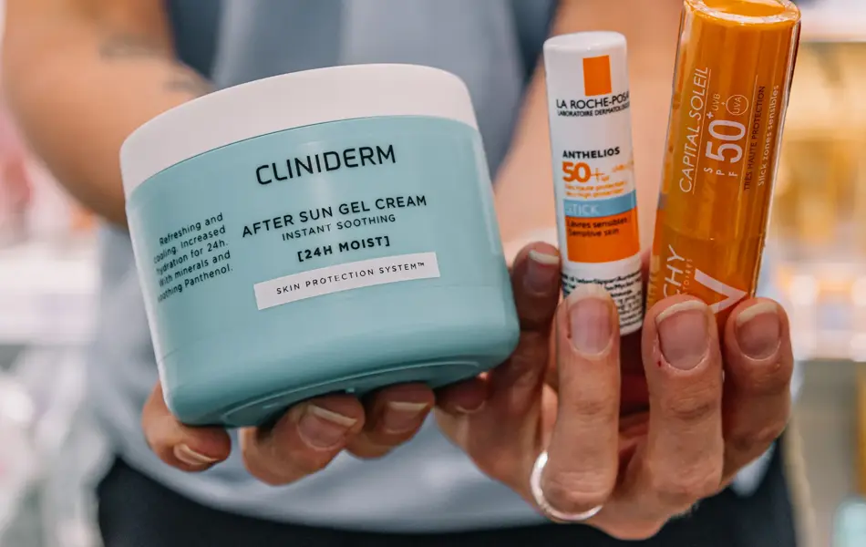 Dame som holder frem solkrem