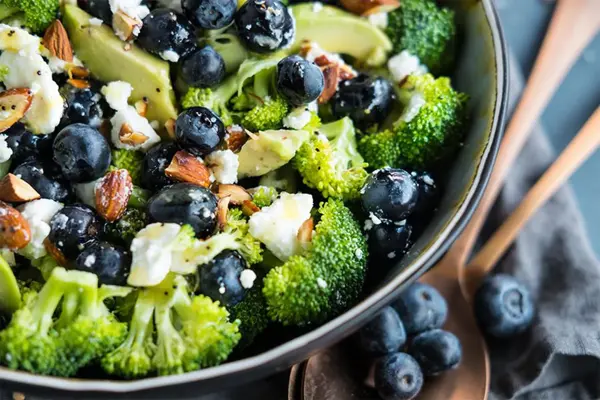 Salat med brokkoli, blåbær, ost og mandla