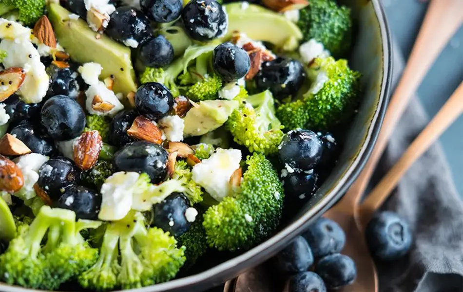 Salat med brokkoli, blåbær, ost og mandla