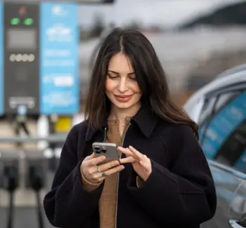 Bilder av kundereise når man parkerer eller lader