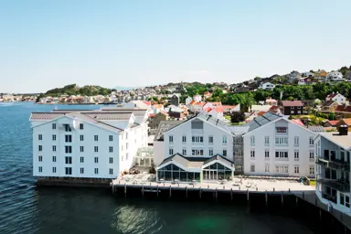 Utsikt over hotellet, sjøen i bakgrunn