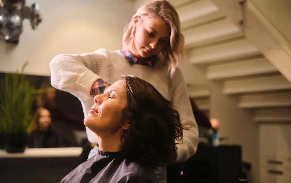 dame får stylet håret sitt ho frisør