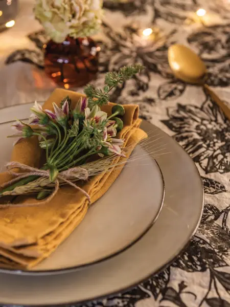 Dekket bord med servise og blomster