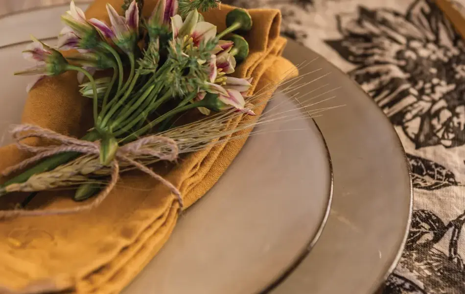 Dekket bord med servise og blomster