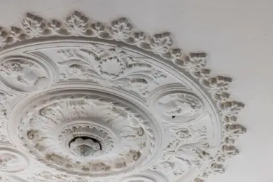 Nærbilde av en takrosett på et rom i Stortorvet 2