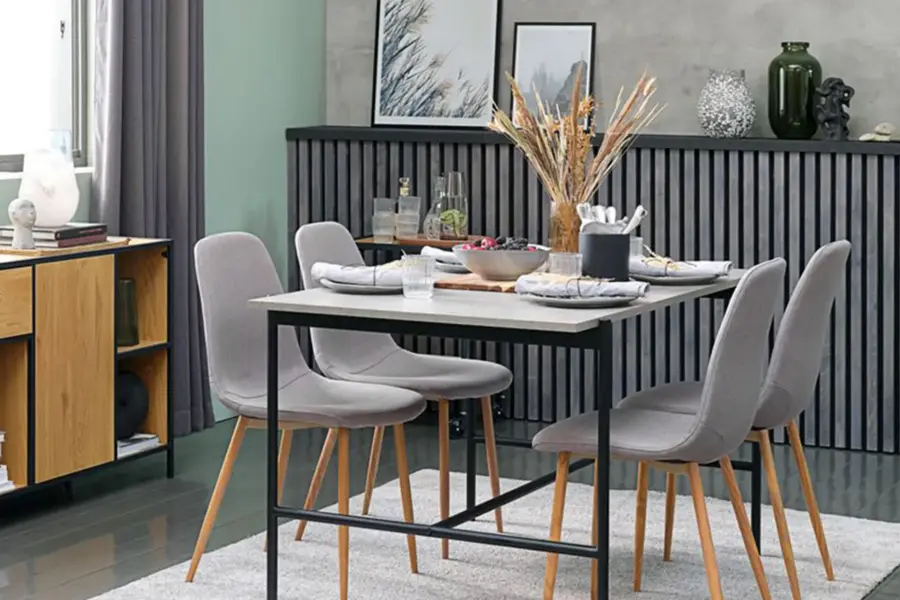 Spisestue med stoler, bord og skjenk