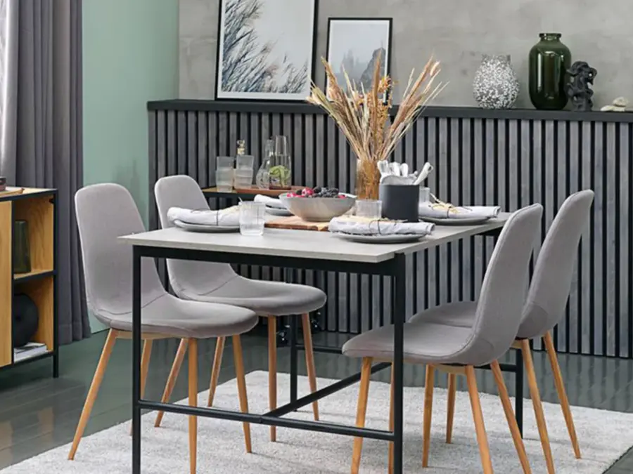 Spisestue med stoler, bord og skjenk