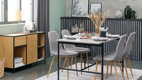Spisestue med stoler, bord og skjenk
