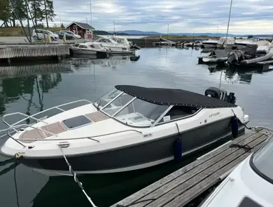 båt som ligger på vannet