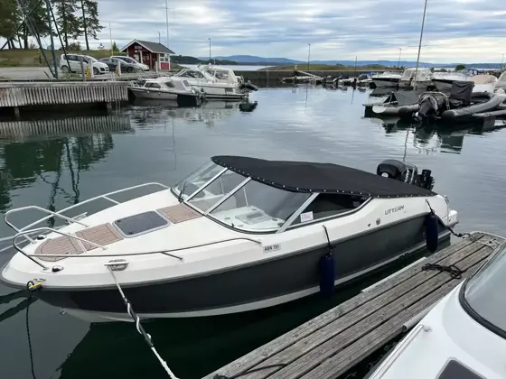 båt som ligger på vannet