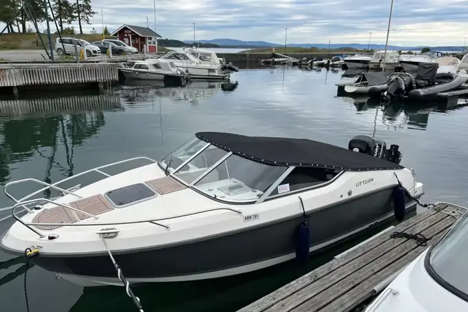 båt som ligger på vannet