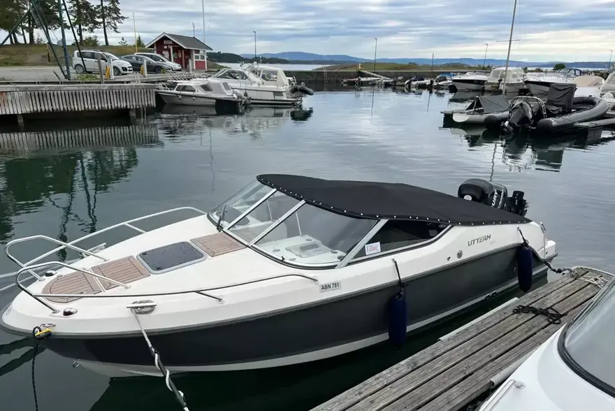 båt som ligger på vannet