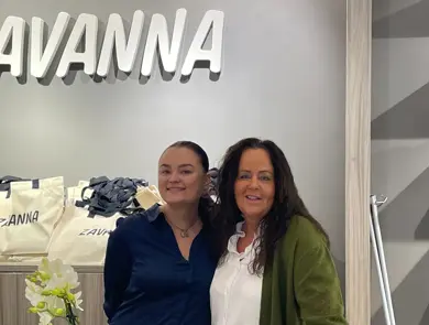 Damer fra Zavanna som smiler mot kamera