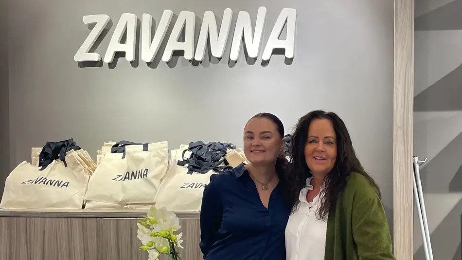 Damer fra Zavanna som smiler mot kamera