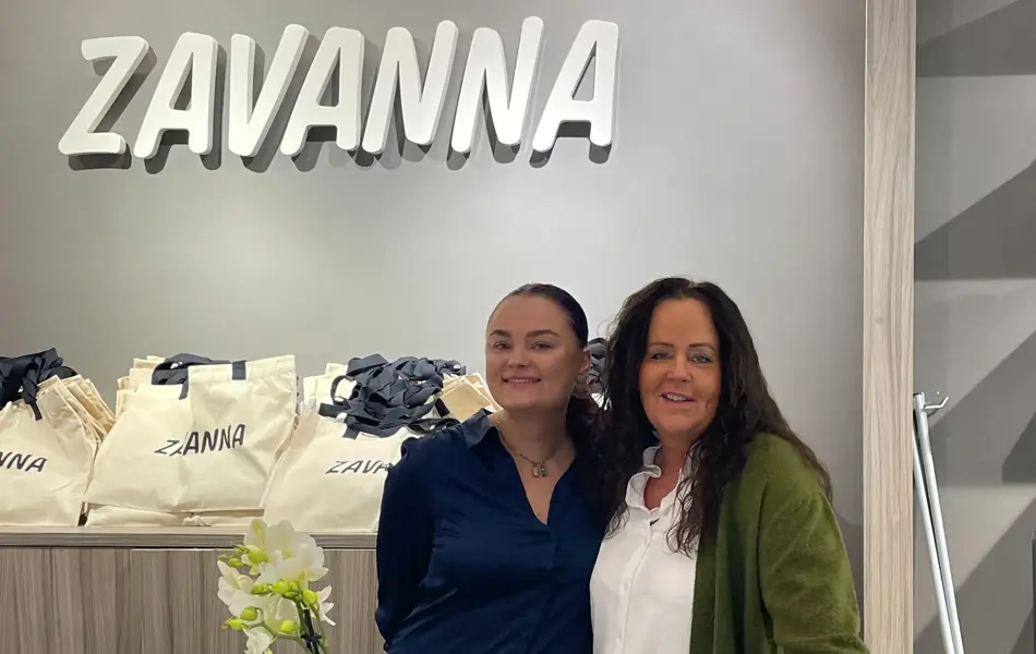 Damer fra Zavanna som smiler mot kamera