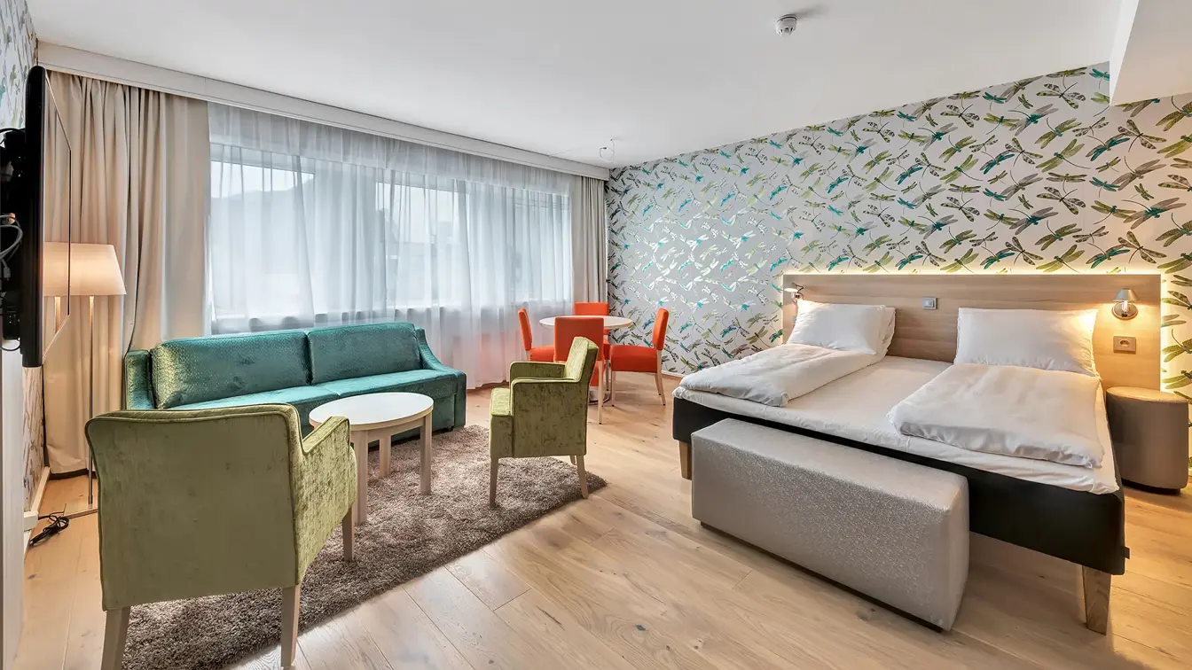 Seng, sittegruppe, sofa og vinduet på et businessrom på Thon Hotel Polar