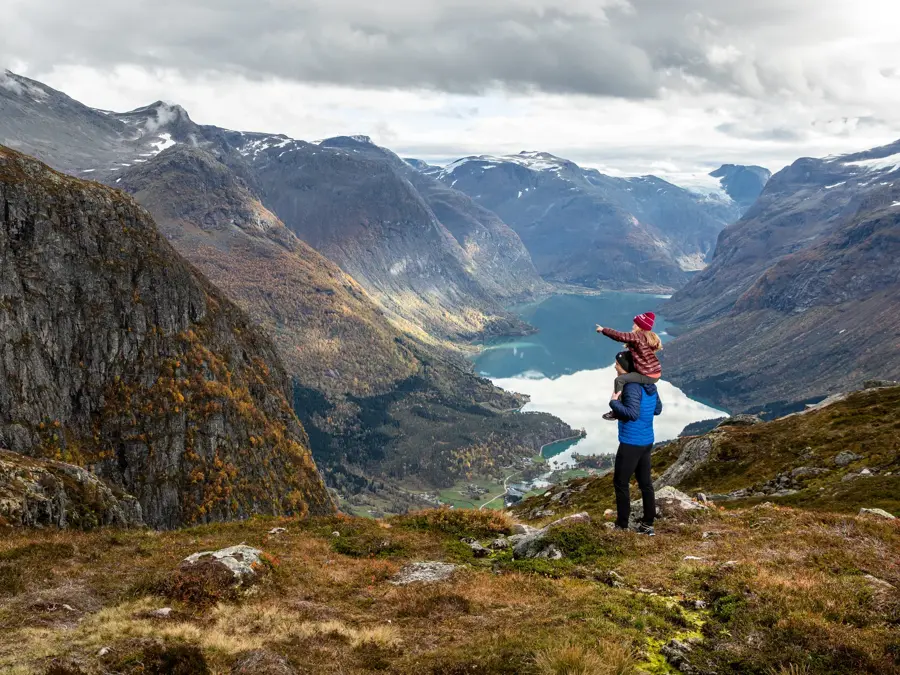 fjordbilde med to personer oppe i fjellet