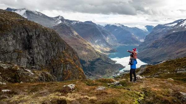 fjordbilde med to personer oppe i fjellet