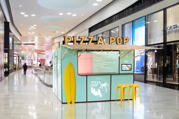 Bildet viser en pop up store / standleie på et kjøpesenter.