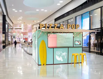 Bildet viser en pop up store / standleie på et kjøpesenter.