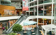 Bildet er tatt innendørs på kjøpesenteret Sollentuna Centrum hvor man ser et utvalg butikker.
