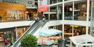 Bildet er tatt innendørs på kjøpesenteret Sollentuna Centrum hvor man ser et utvalg butikker.