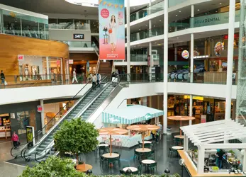 Bildet er tatt innendørs på kjøpesenteret Sollentuna Centrum hvor man ser et utvalg butikker.