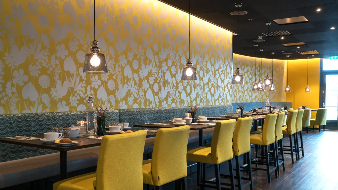 Frokostsal med dekket bord på Thon Hotel Nordlys i Bodø sentrum