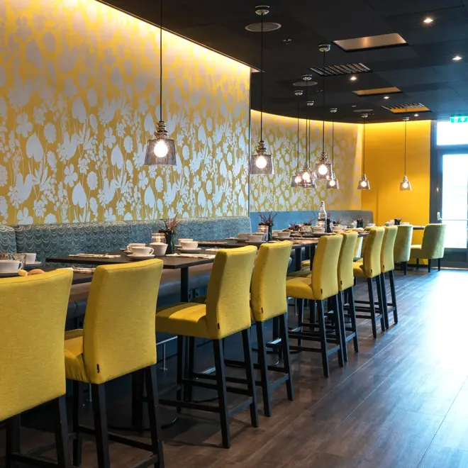 Frokostsal med dekket bord på Thon Hotel Nordlys i Bodø sentrum