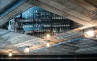 Taket på Kulturhuset i Oslo som viser et speilbilde av mye vin