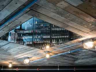 Taket på Kulturhuset i Oslo som viser et speilbilde av mye vin